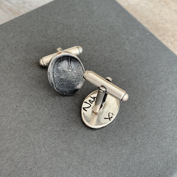 This shows the personalised engraving using the loved one's own handwriting.